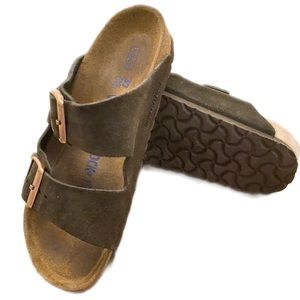 BIRKENSTOCK
Arizona Soft Footbed
Size: 37
Color: Mocha